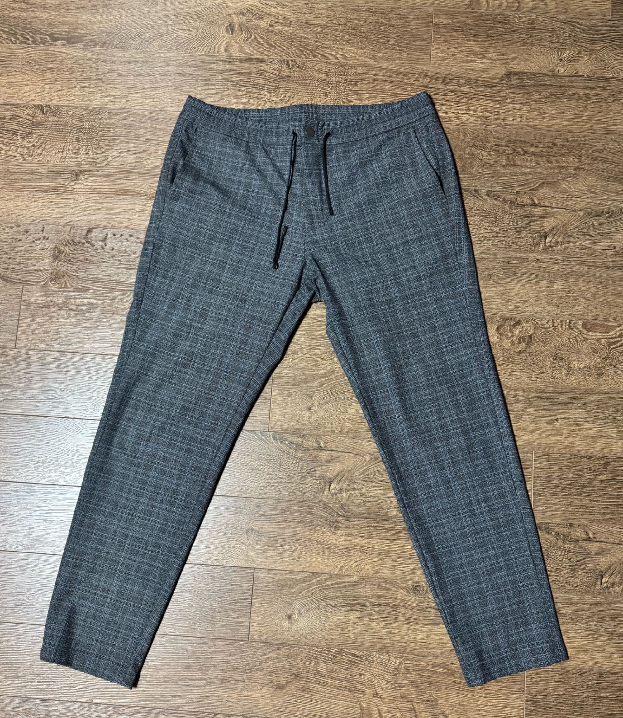 Джогеры Hugo Boss .