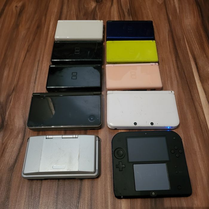 Zestaw uszkodzonych konsol Nintendo