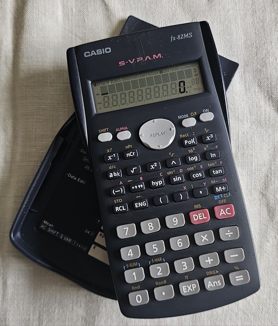 Calculadora Científica CASIO FX-82MS