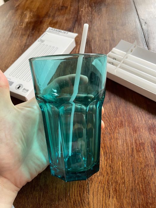 Limtowana edycja mieszadełek do cocktaili wykonanych z mlecznego szkła