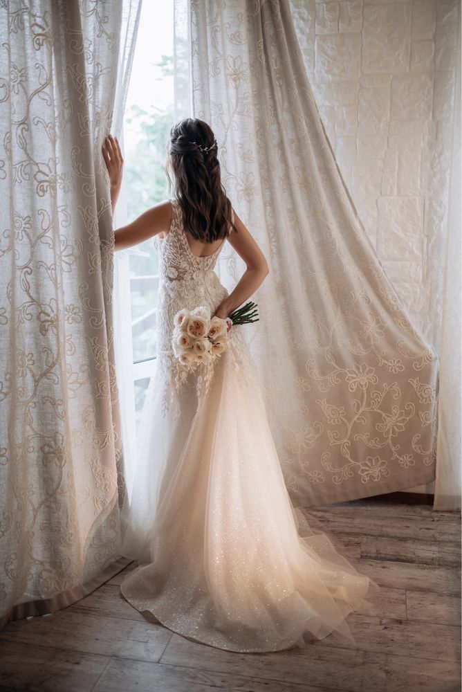 Вишукана весільна сукня зі шлейфом айворі р. S-M