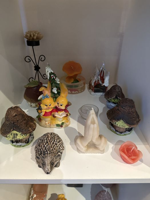 Коллекция свечей и подсвечников с разных стран мира со стеллажом Икея,