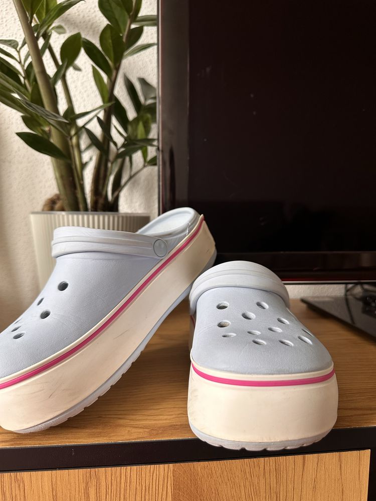 CROCS на платформі