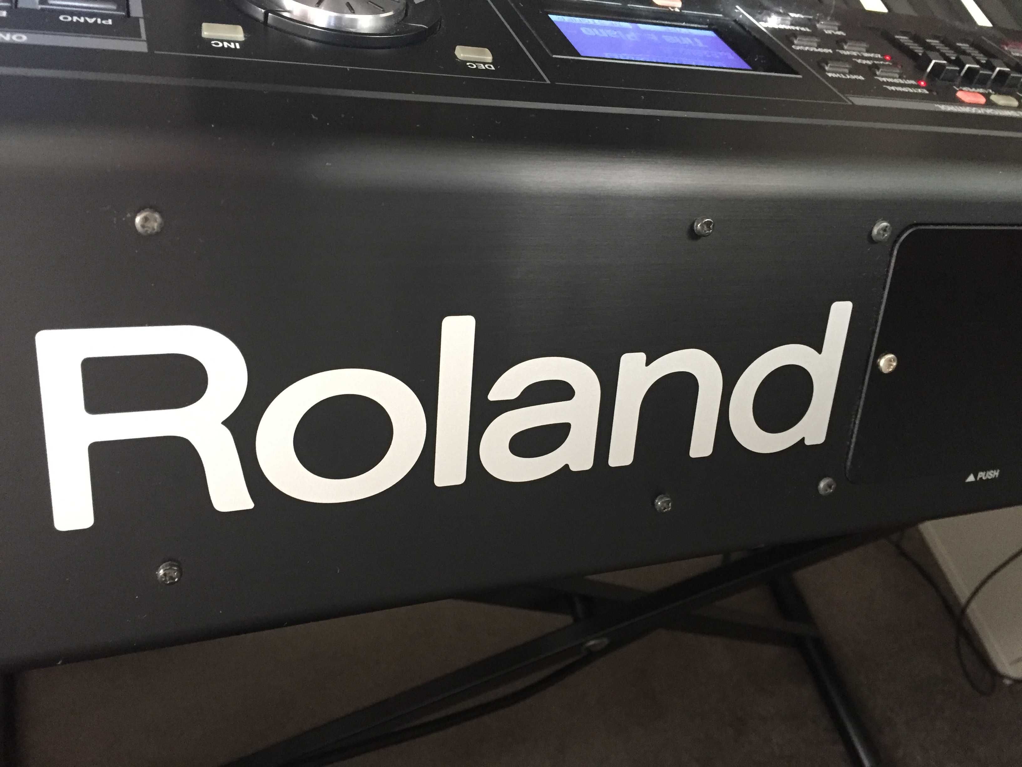 Roland RD 700 GX plus twardy futerał na kółkach Gator TSA 88