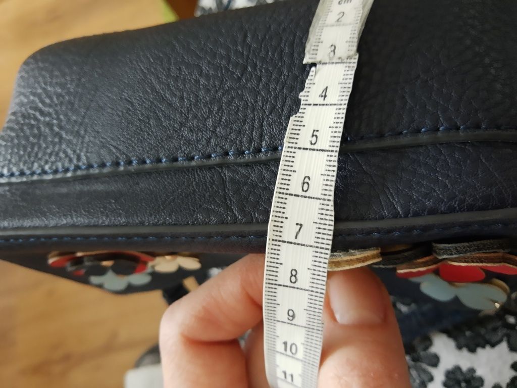 Torebka damska accessoirize granatowa kwiaty kuferek listonoszka
