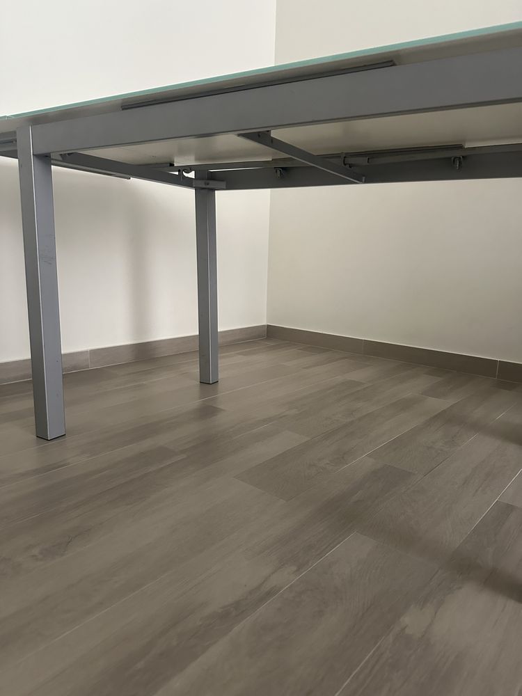 Mesa de cozinha em vidro extensilvel