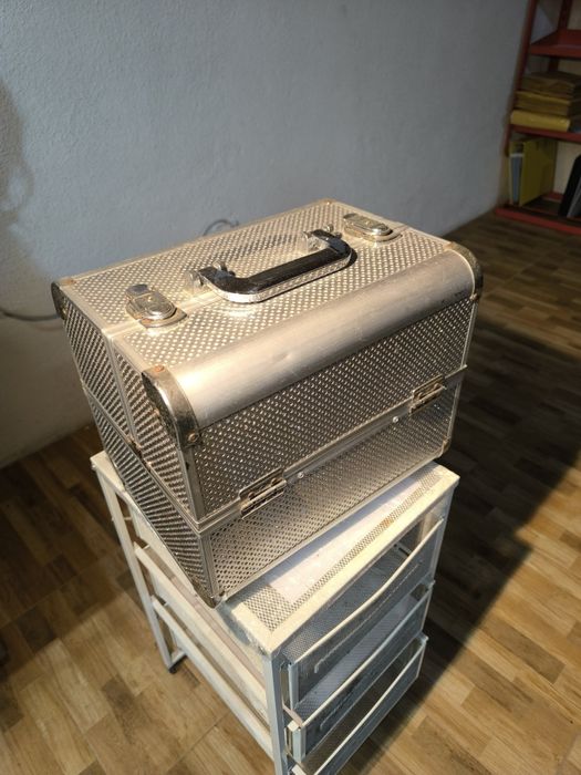 Mala com brilhantes para maquilhagem