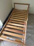Cama (sommier) com cabeceira e grade. IKEA