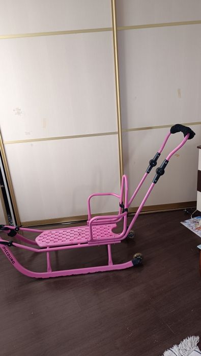Продам санки малинового цвета