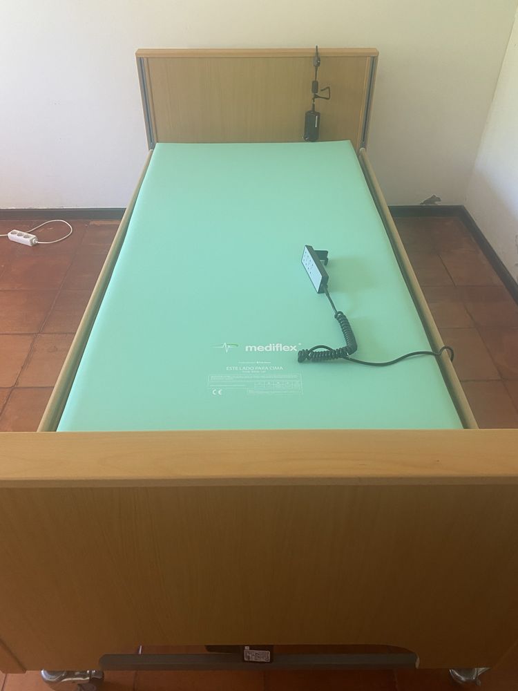 Cama articulada com barras laterais