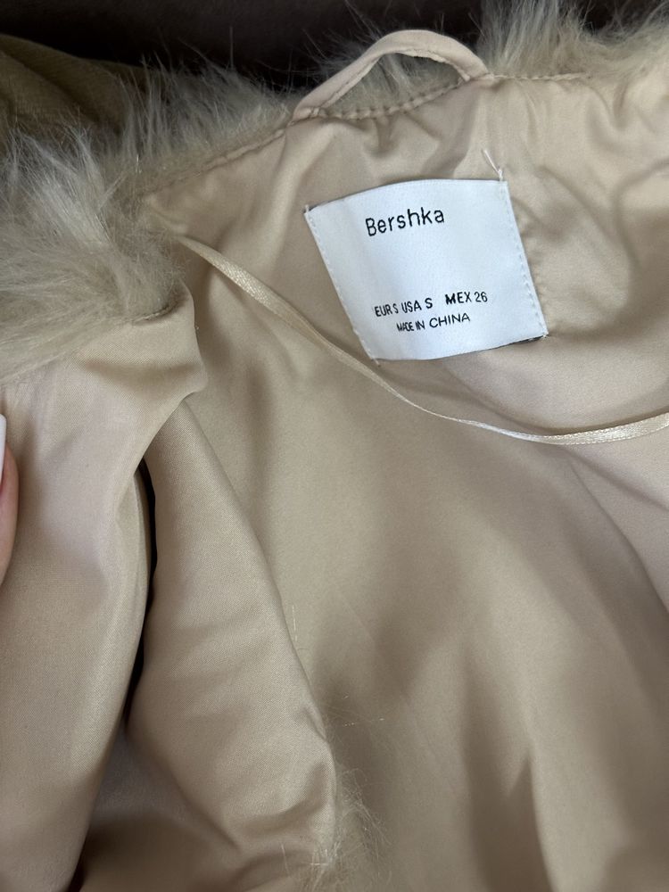 Жилетка Bershka з штучного хутра