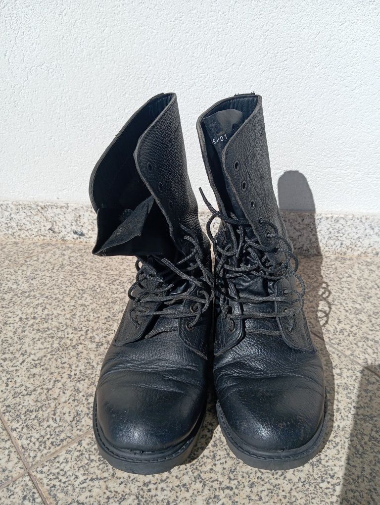 Botas Militares Pretas de Couro - Tamanho 42