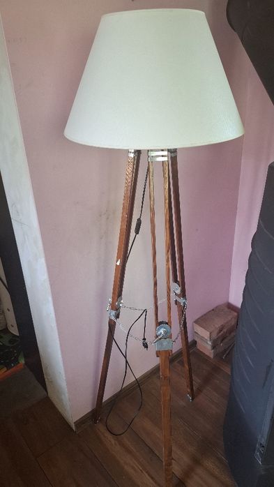 Lampa stojąca trójnóg.
