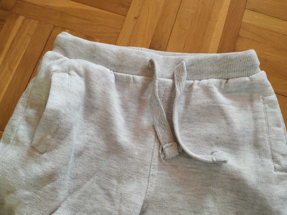 Spodnie dresowe 128 cm (cena za obie pary)