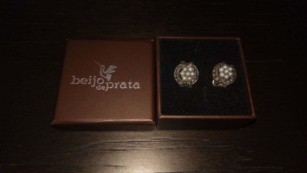 Conjunto Brincos prata com pérolas pequenas