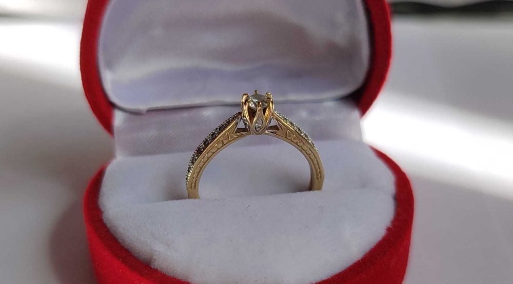 Złoty pierścionek z diamentami pr. 585 0,3 ct