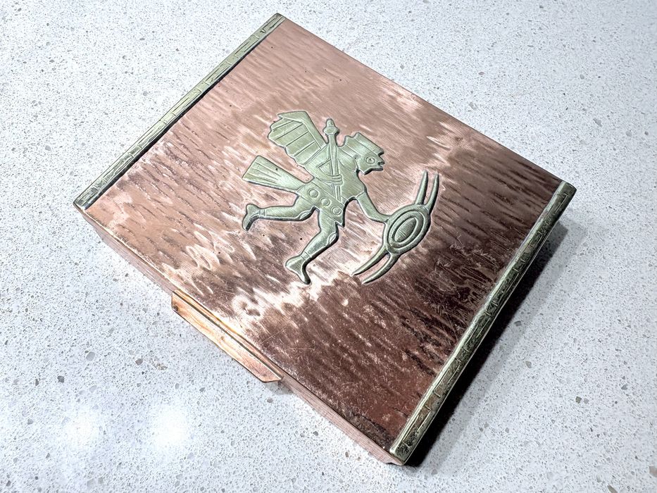 Linda caixa cigarreira peruana em cobre com latão