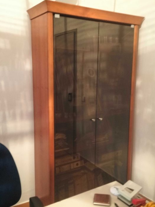 Mobília, de Nogueira, quase nova e muito robusta. Á peça /no seu todo!