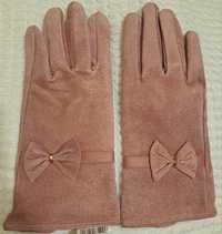 Zamszowe rękawiczki damskie pudrowy róż. Rozmiar S/M