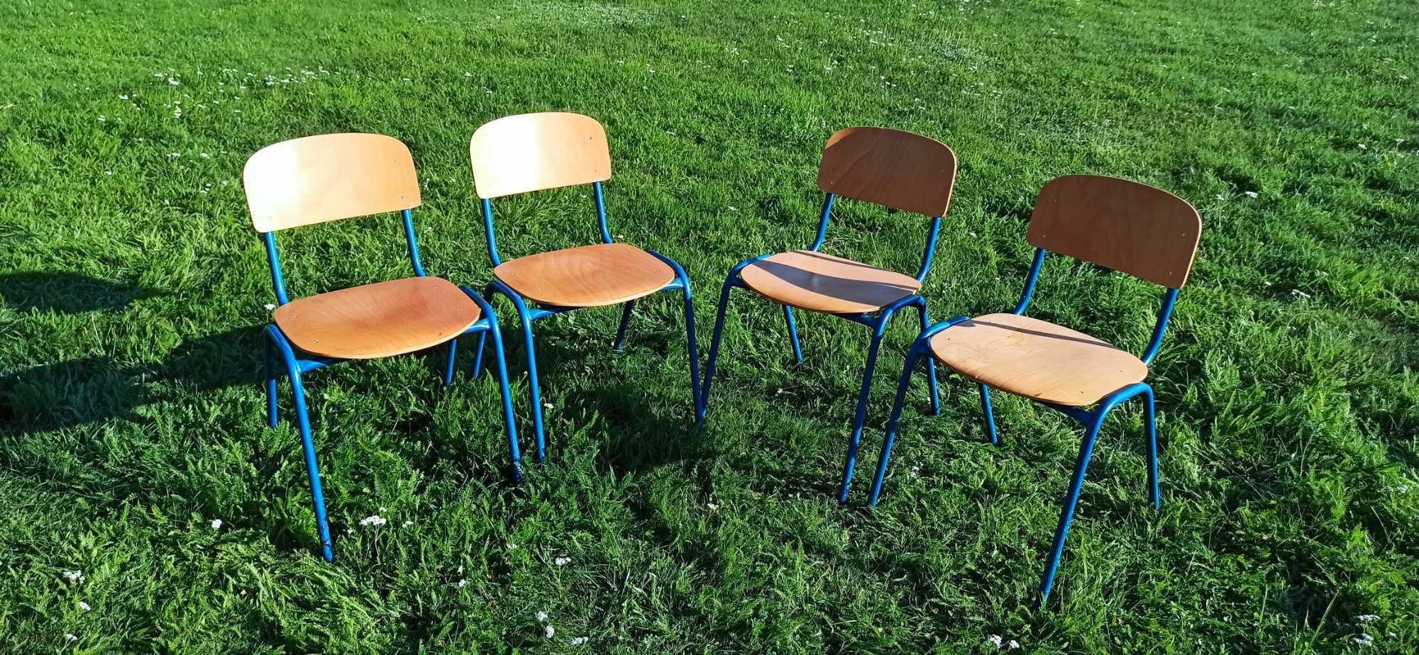 Zestaw 4 krzeseł szkolnych.