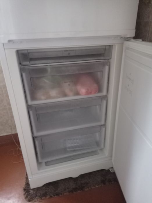 Продам холодильник ARISTON