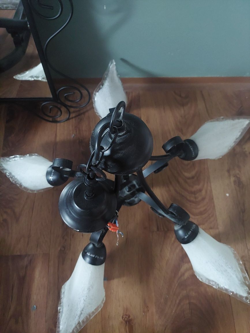 Lampa żyrandol kuta szklane klosze