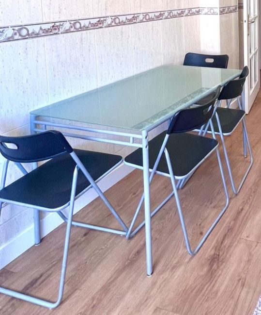 Vendo mesa + 4 cadeiras