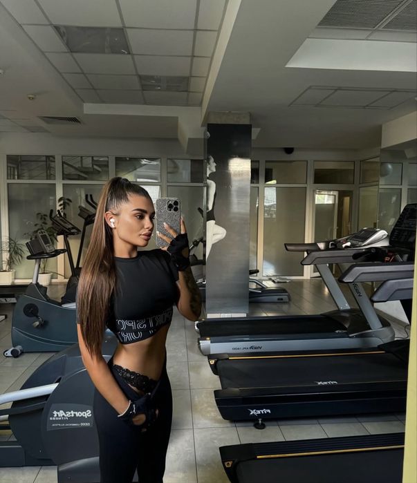 Спортивный топ с переплетами