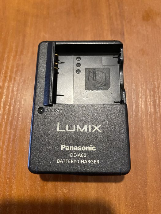 Зарадний пристрій для фотоапарата