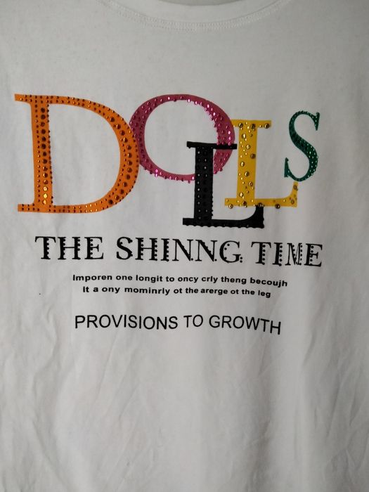 T-shirt bordada com brilhantes coloridos