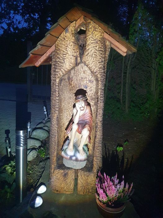 Drewniana kapliczka rzeźbiona