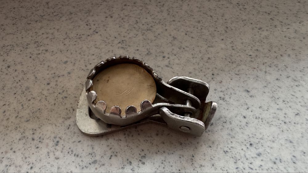 Metalowy otwieracz zatyczka zamykacz do butelek kapsli PRL