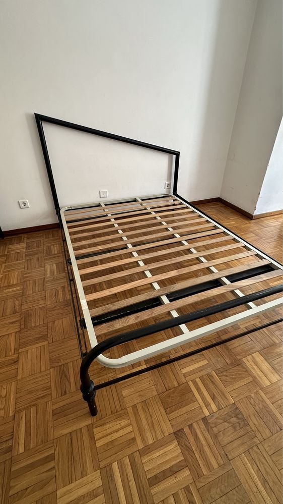 Cama de casal de ferro