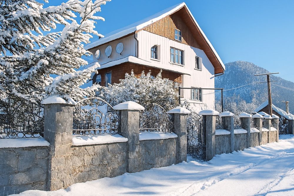 Житло у Славську з басейном  відпочинок з харчуванням садиба Зима-Літо