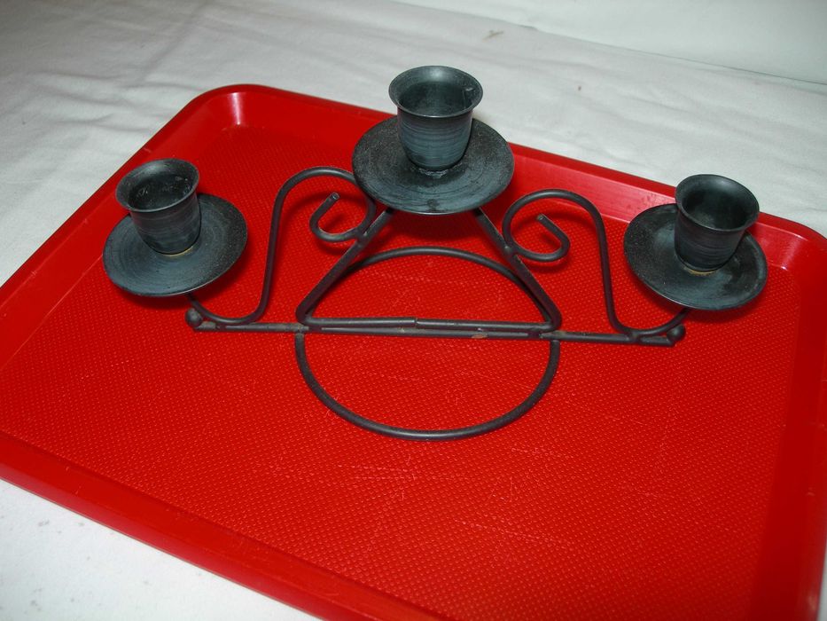 Suporte metálico de velas com velas.