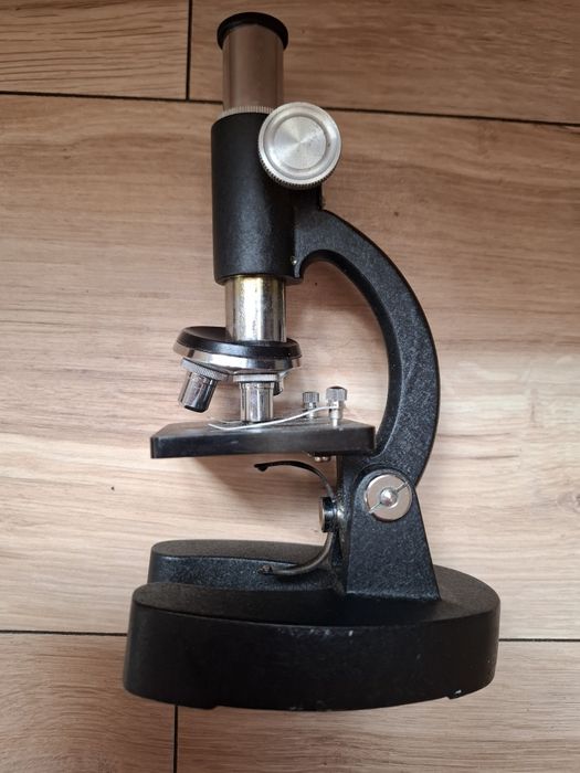 Mikroskop naukowy vintage uszkodzony