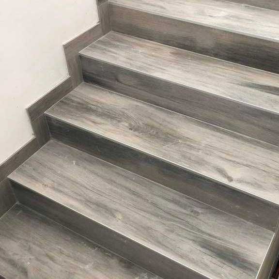 Szare drewnopodobne płytki na schody 100x30 atest R10