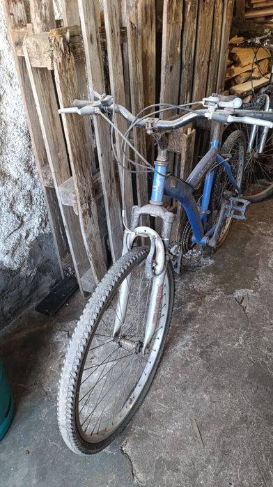 Bicicletas velhas e rodas para venda