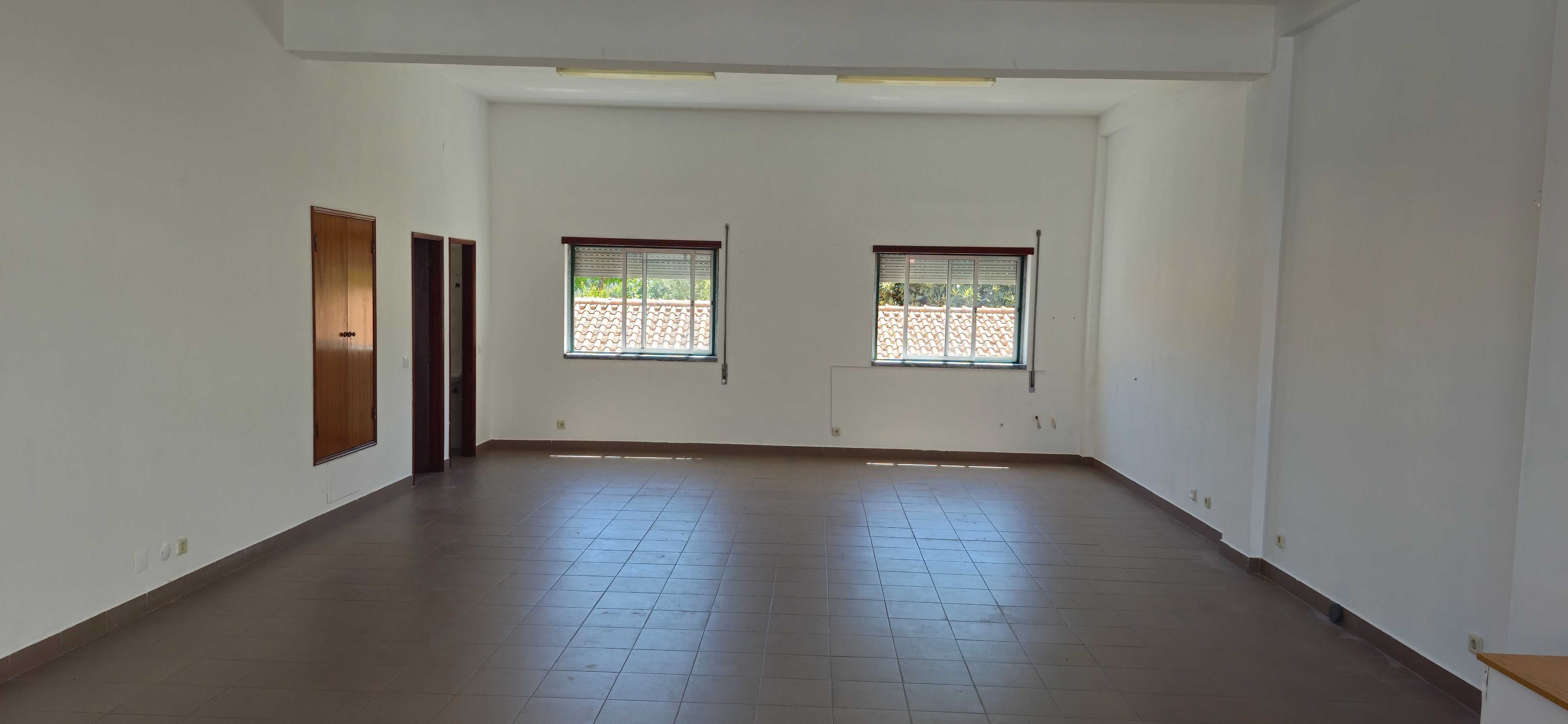 Loja em  Caxarias