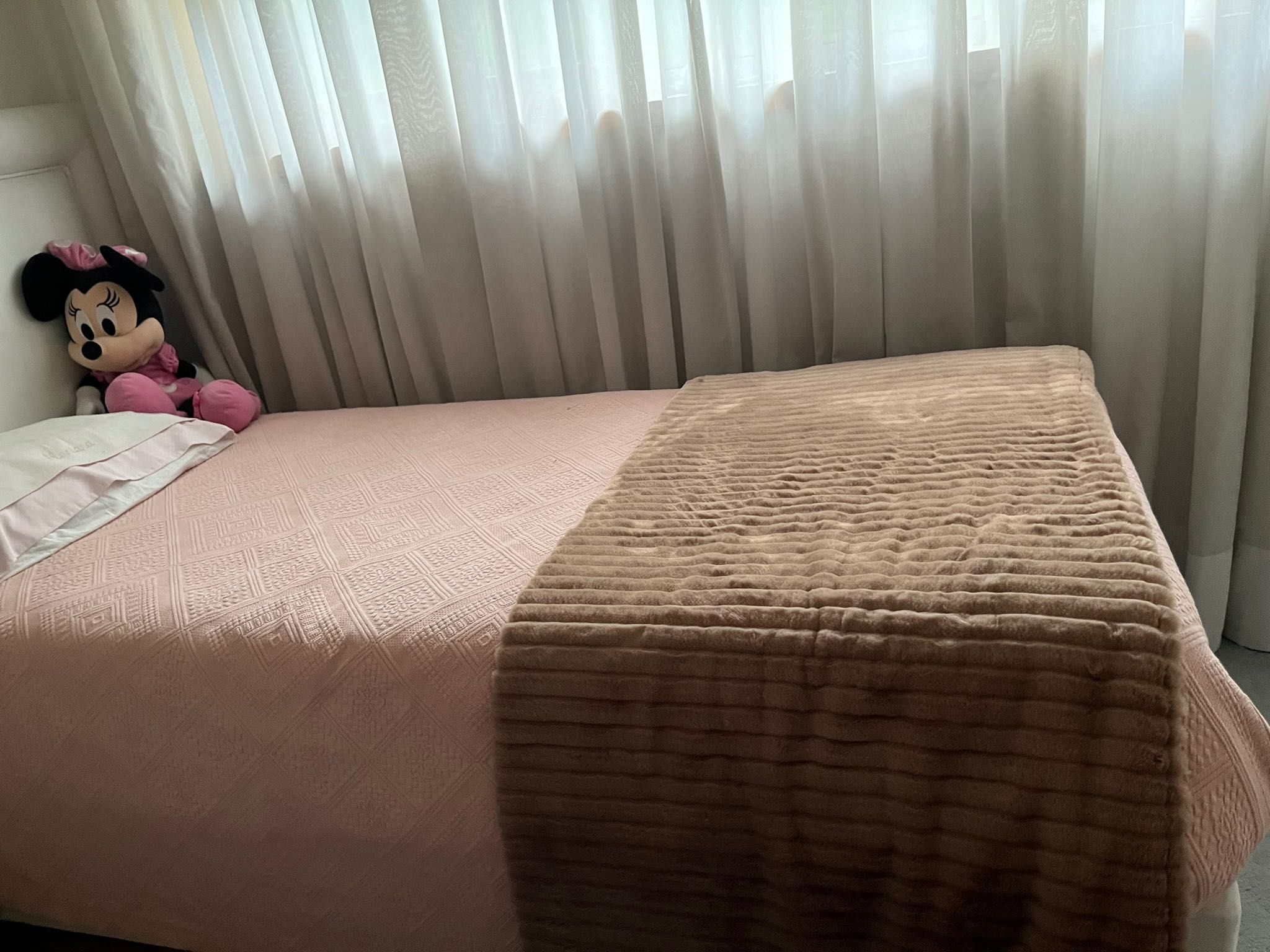 Cama solteiro em pele com pouco uso