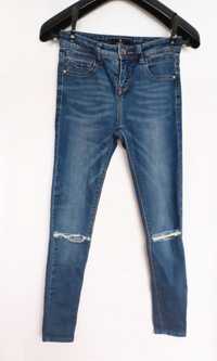 Spodnie jeansowe z rozdarciami na kolanach