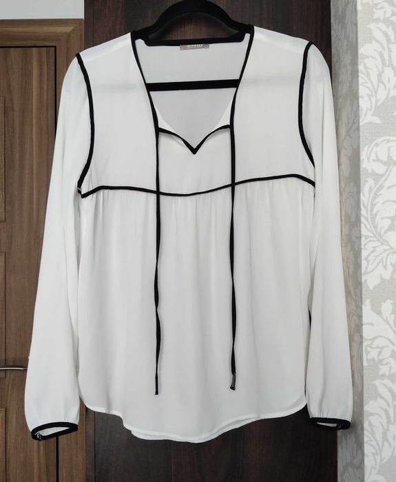 Biała bluzka oversize z czarną lamówką- Orsay - S / 36