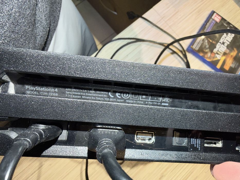 Playstation 4 Pro 1TB + 1 pad + 1 gra