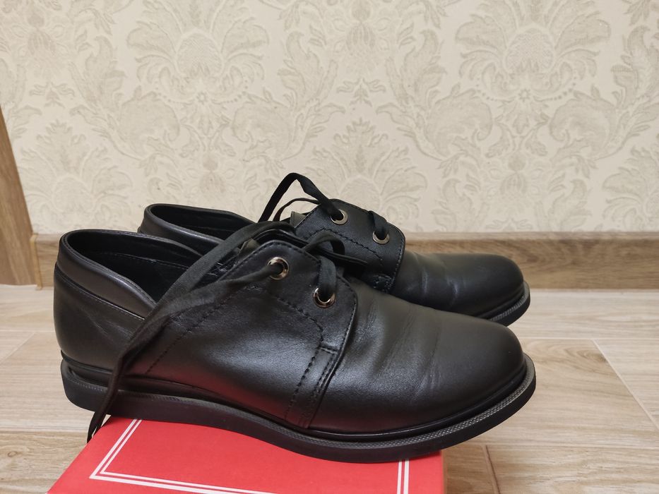 Чорні шкіряні туфлі, нові, стильні та зручні!