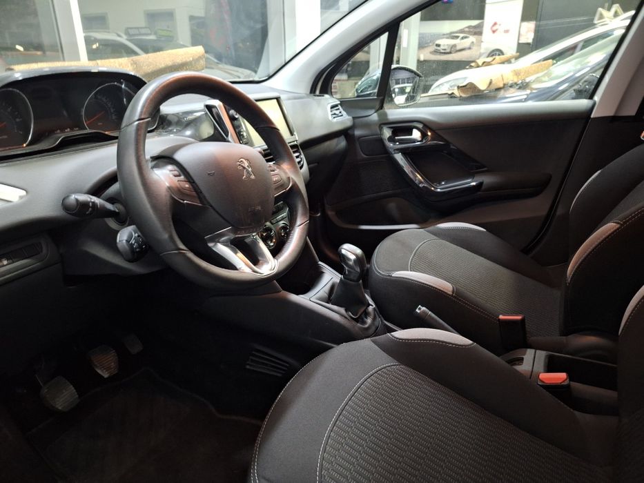 Peugeot 208 1 2vti  2015 c/68milkm