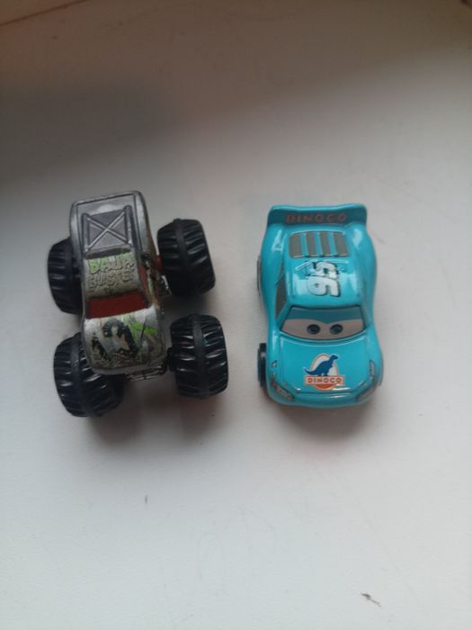 Dwa auta mini Monster truck i auto wyścigowe z McQueena