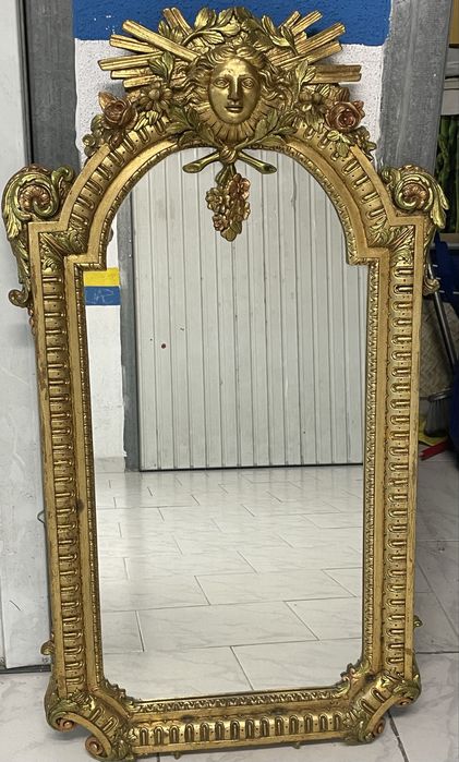 Espelho em talha dourada