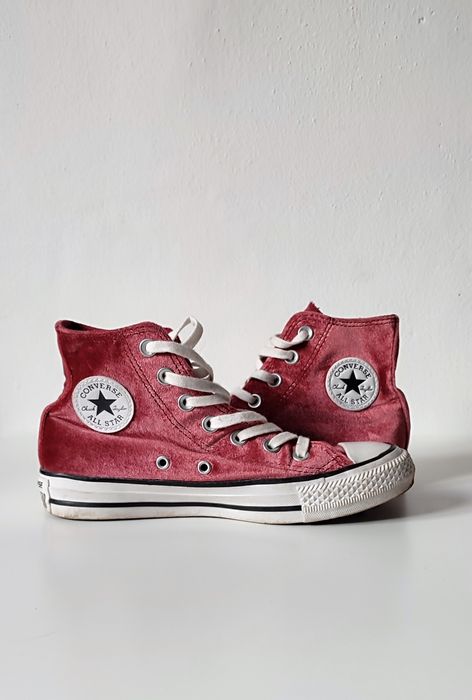 Aksamitne Converse'y