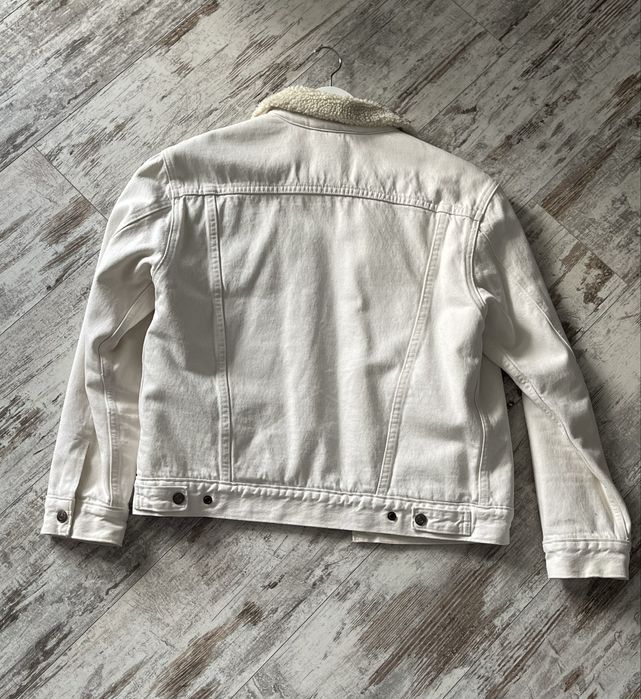 Продам жіночу джинсову куртку(шерпа) Levis