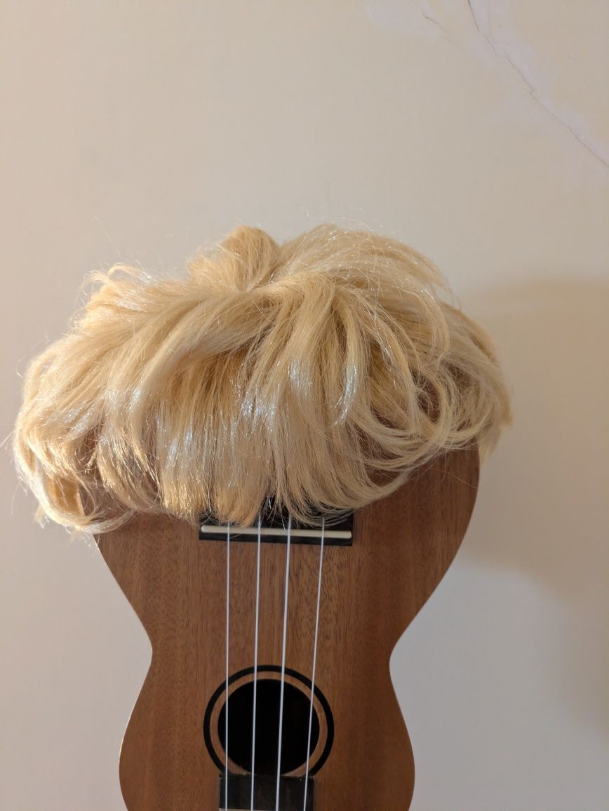 Blond peruka, krótkie włosy